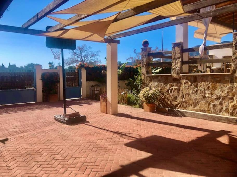 Townhouse, Private Pool Garden And Sea Views Vakantiehuis