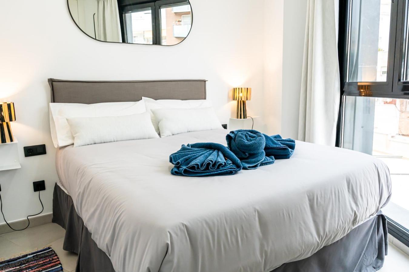 Modern Wave Escape With Private Parking And Rooftop Pool By Namaste Elite Apartment