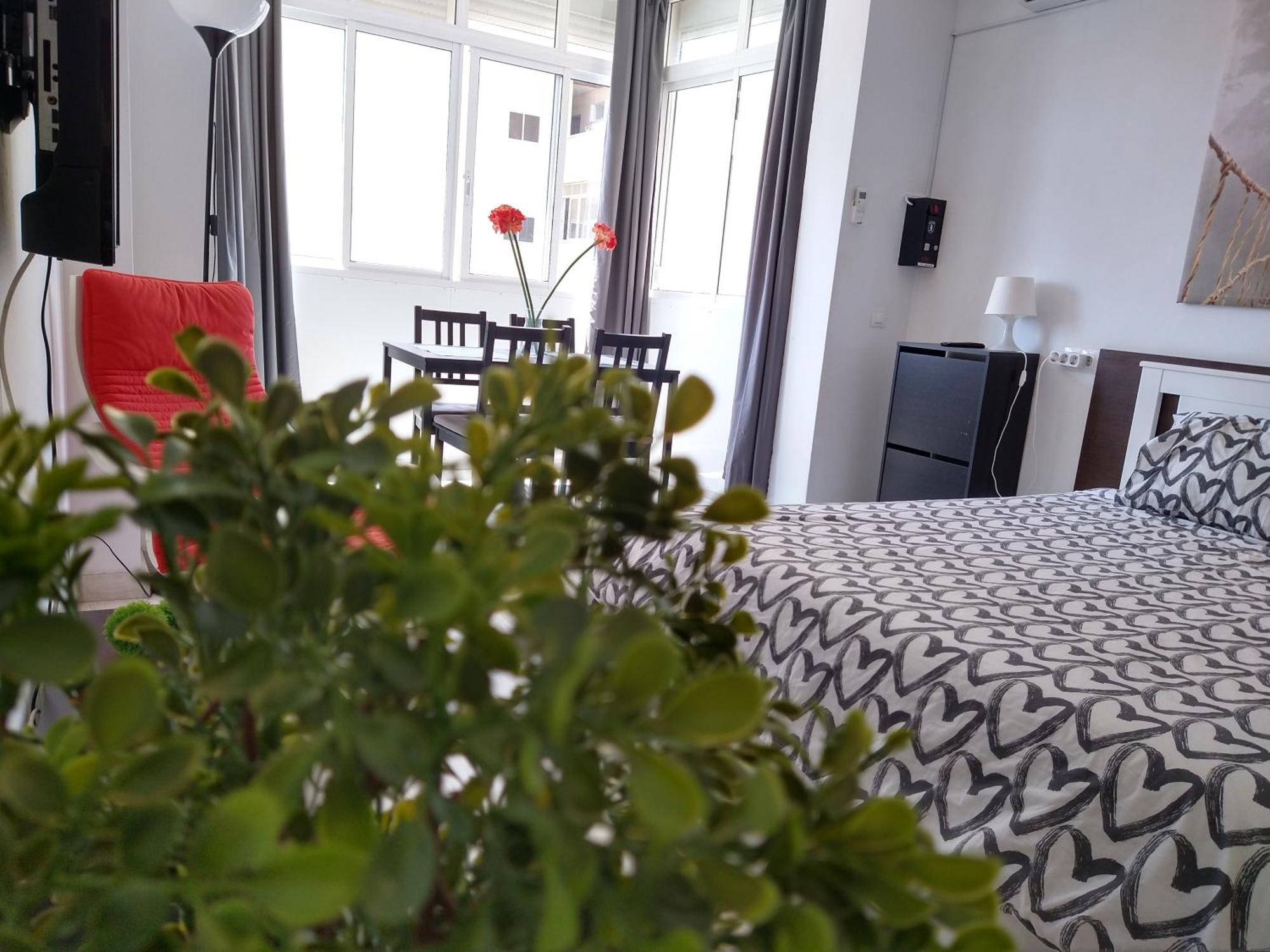 Apartamento Amplio Estudio,vista Mar Y Montana, A Pasos Del Centro Torremolinos