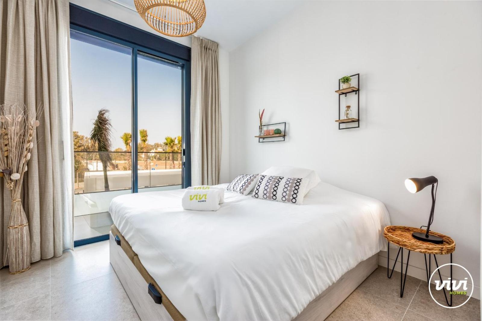 Vivi Homes - Rembrandt Pool, Sauna, Gym & Sea View Apartment *