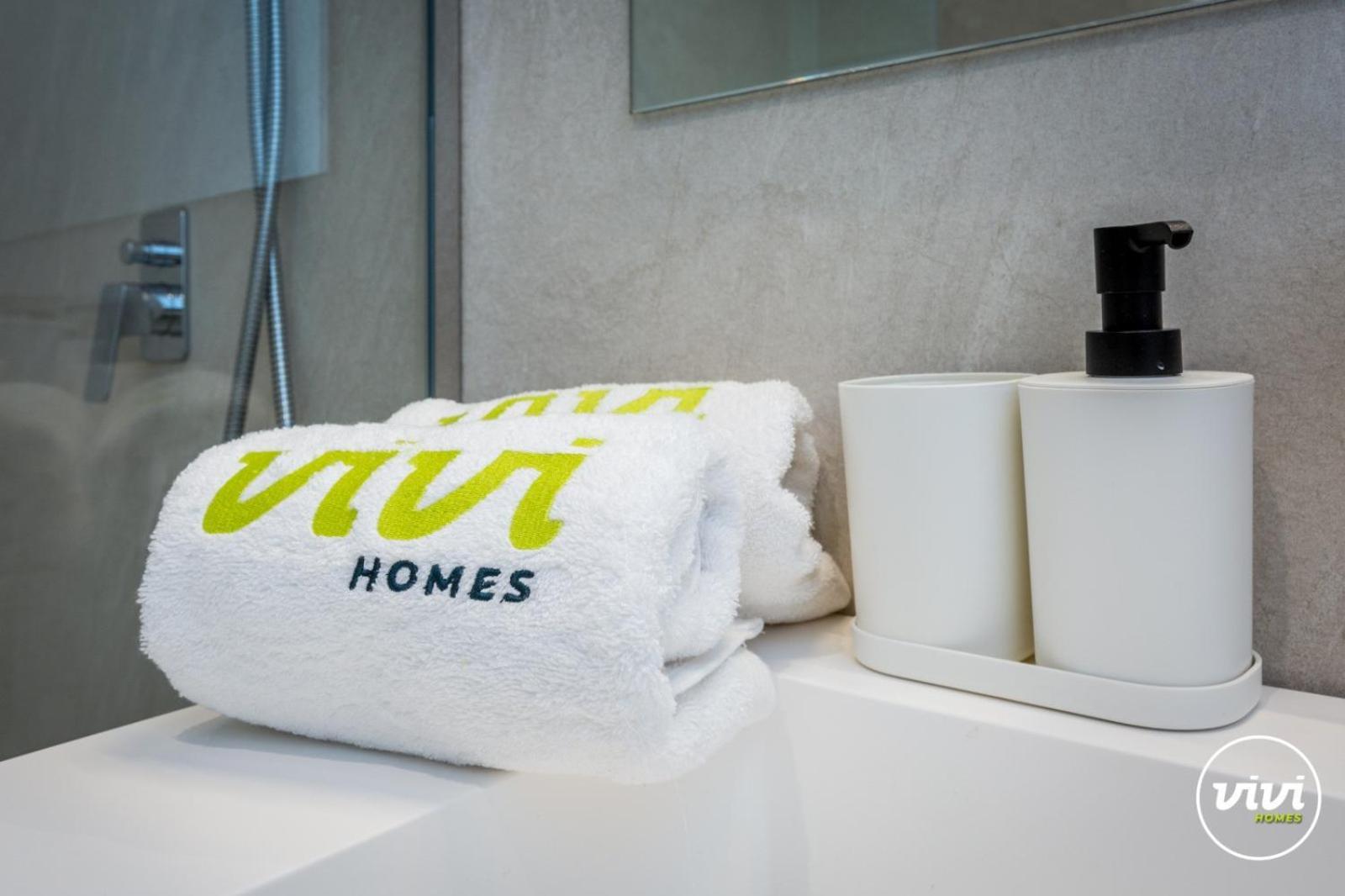 Vivi Homes - Rembrandt Pool, Sauna, Gym & Sea View Apartment