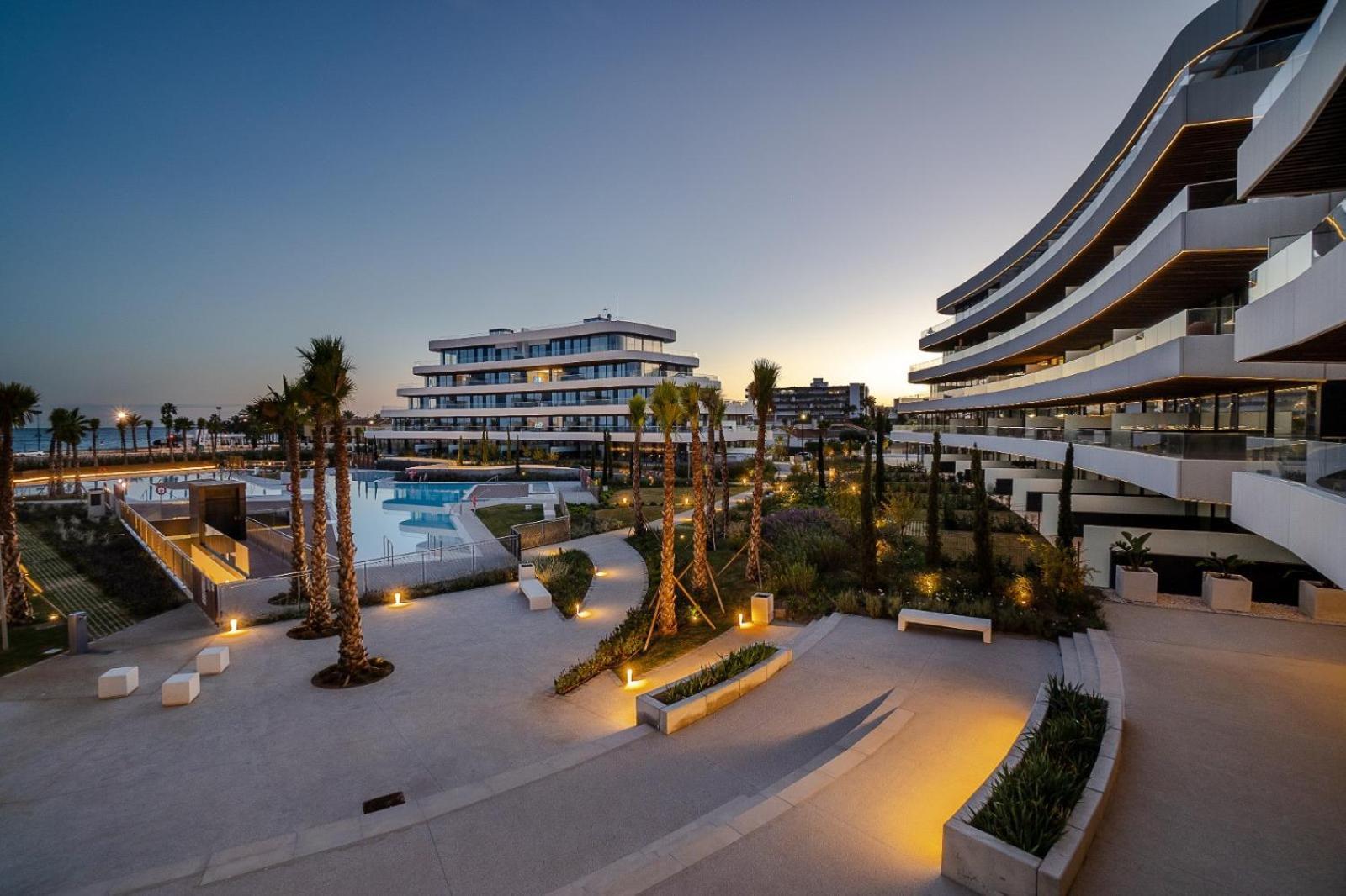Vivi Homes - Rembrandt Pool, Sauna, Gym & Sea View Apartment