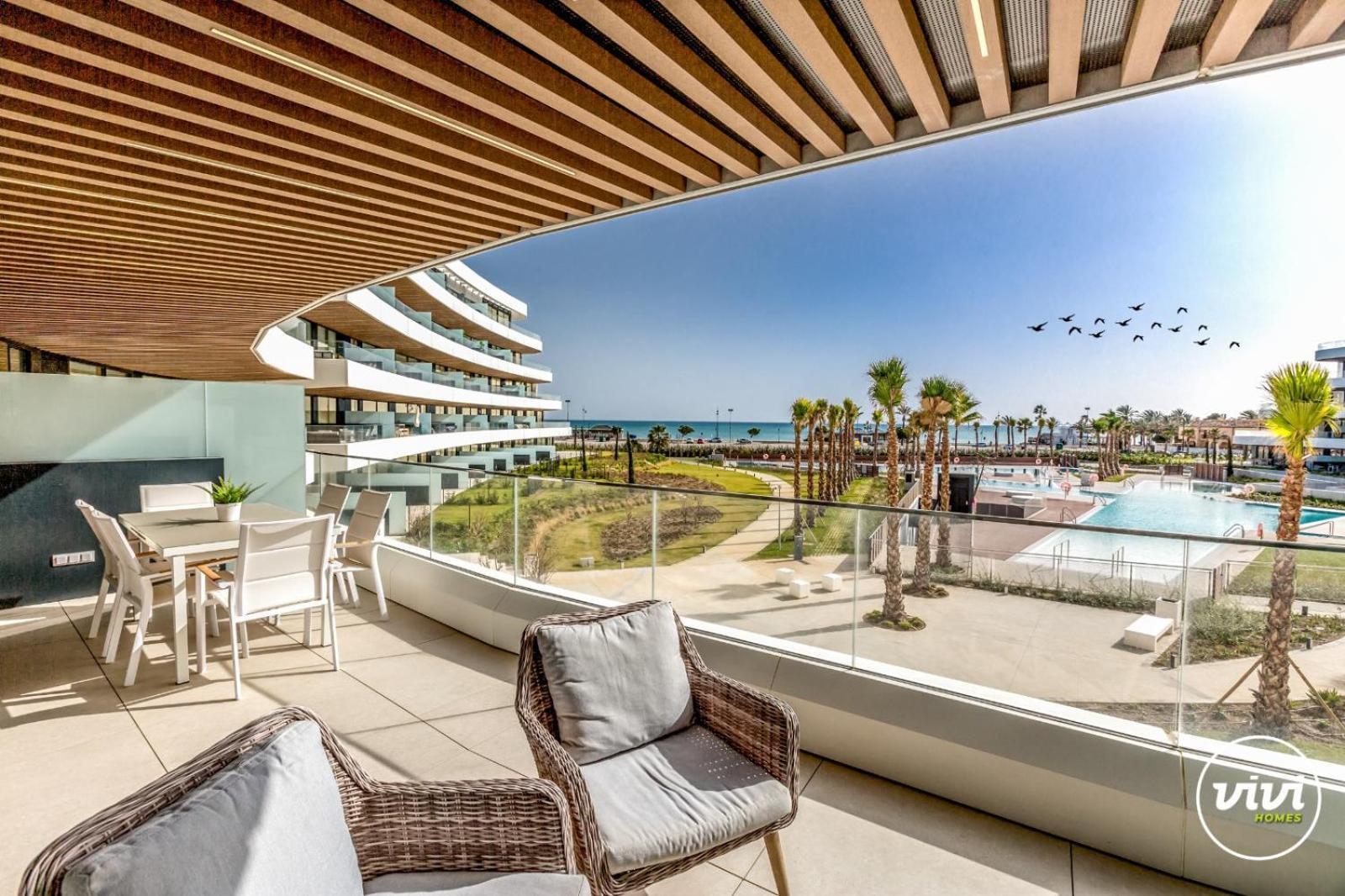 Vivi Homes - Rembrandt Pool, Sauna, Gym & Sea View Apartment