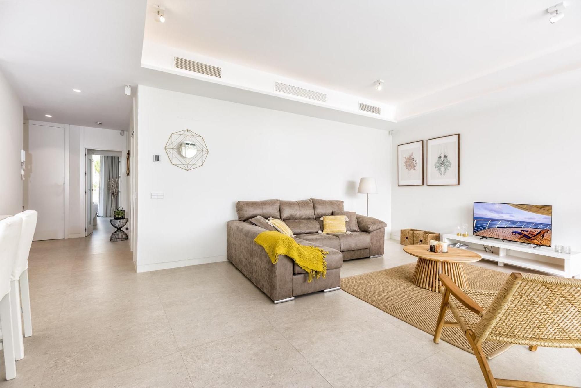 Vivi Homes - Rembrandt Pool, Sauna, Gym & Sea View Apartment *